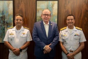 Comandante do 3º Distrito Naval, Vice-Almirante André Ferreira, Presidente da Federação das Indústrias do Estado do Ceará (FIEC), Ricardo Cavalcante e Comandante da Marinha do Brasil, Almirante de Esquadra Almir Garnier Santos;